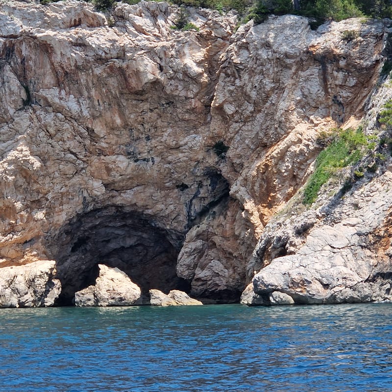 Private boat tour Dubrovnik anchor at hidden cove